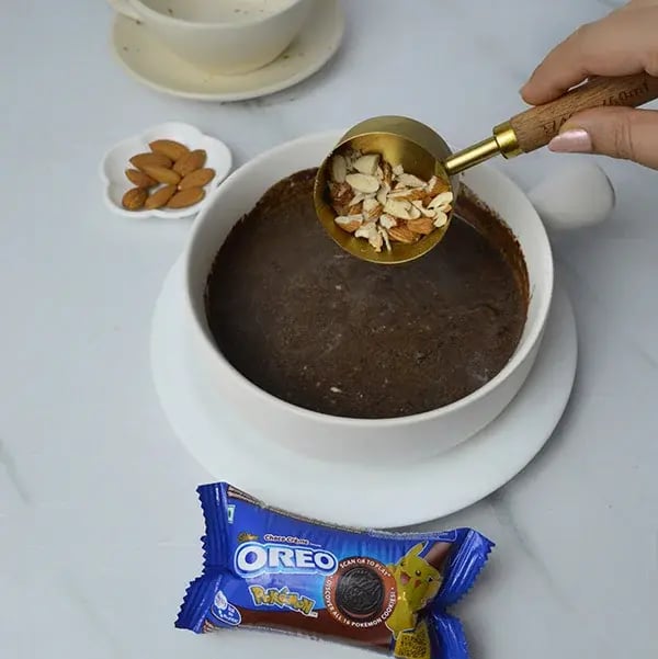 Oreo Crunchy Coffee Cake with Almonds - Add chopped almonds