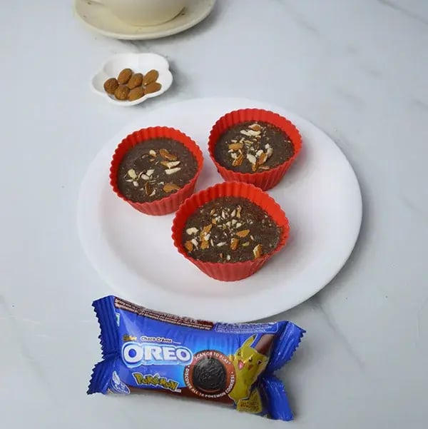 Oreo Crunchy Coffee Cake with Almonds - Pour the cake batter