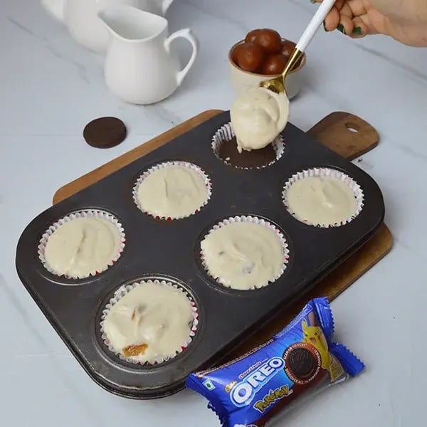 Oreo Crust Gulab Jamun Cheesecake - Distribute the batter