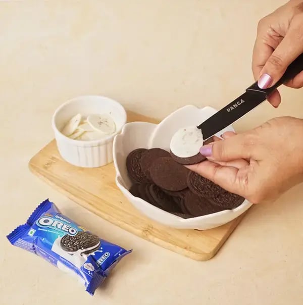 Oreo Dessert For Raksha Bandhan - Scrape out the cream