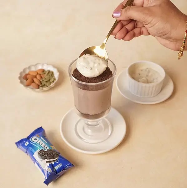 Oreo Dessert For Raksha Bandhan - Spoon the Oreo cream mixture over the crumble layer