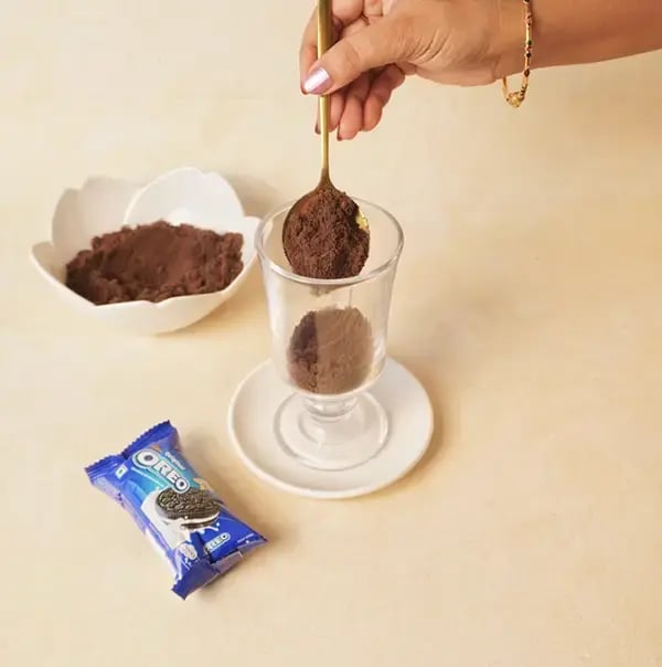 Oreo Dessert For Raksha Bandhan - Place the Oreo cookies without the cream