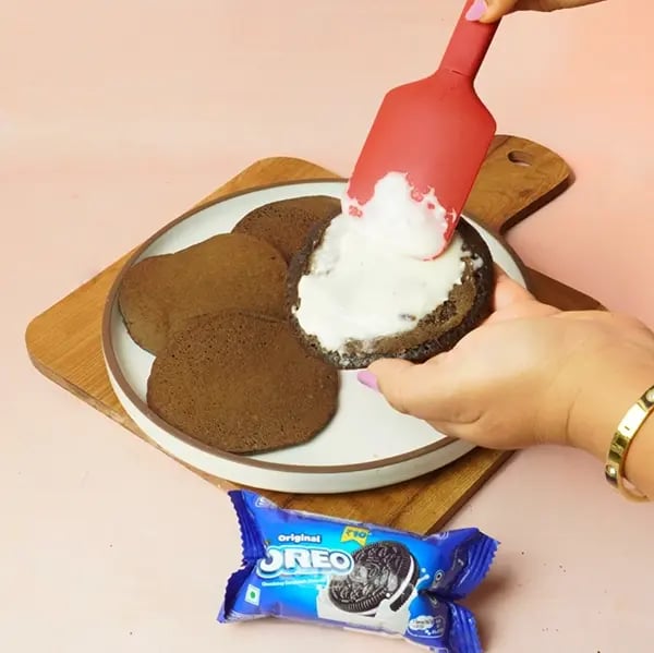 Oreo Dora Pancake-Reduce the flame to low-medium