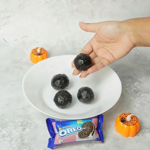 Oreo Eyeball Truffle-Make small balls with the mixture
