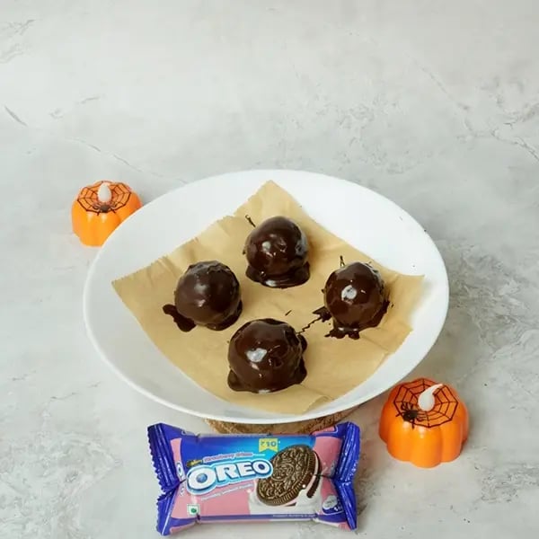 Oreo Eyeball Truffle-Keep it on parchment paper
