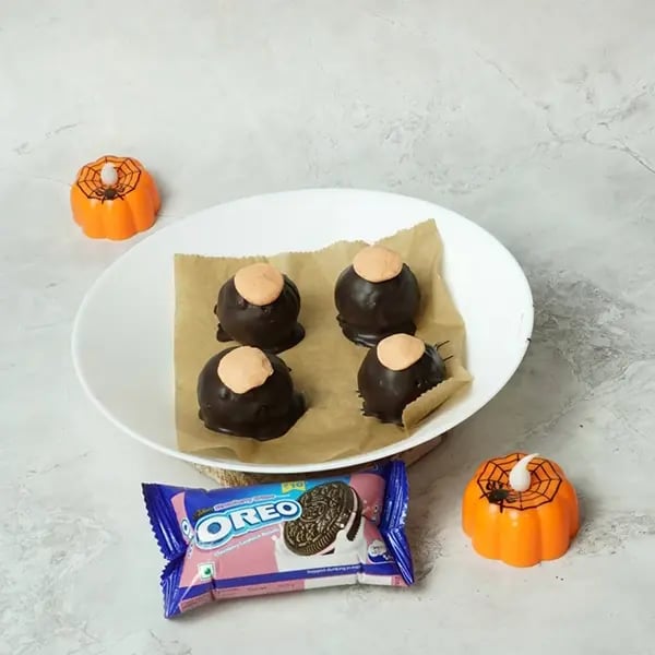 Oreo Eyeball Truffle-Place Oreo cream on top of the Oreo truffle
