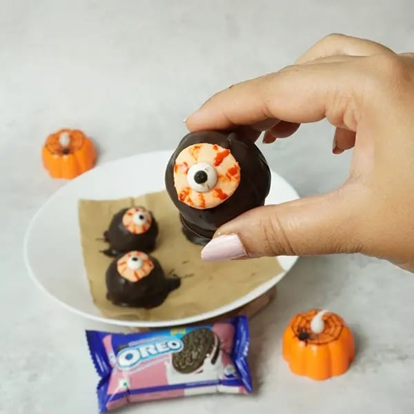 Oreo Eyeball Truffle-Decorate with some edible eyes