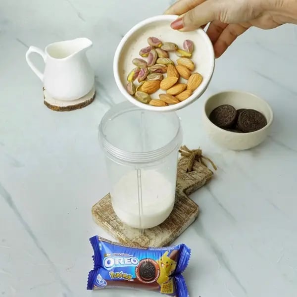 Oreo Falooda Shake with Pistachio and Almond-Take milk in a grinder jar