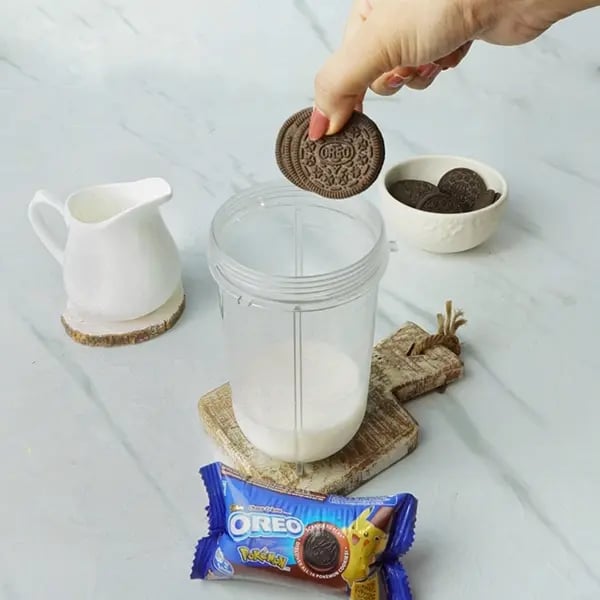 Oreo Falooda Shake with Pistachio and Almond-Break 8 Oreo biscuits