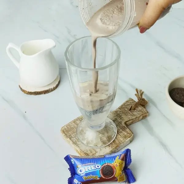 Oreo Falooda Shake with Pistachio and Almond-Next pour Oreo shake