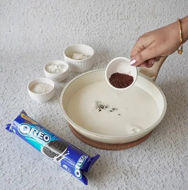 Oreo Frost Cups - Boil milk in a pan
