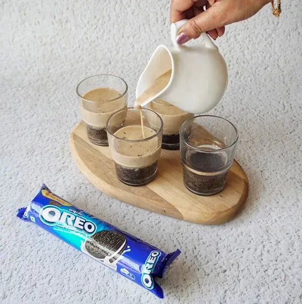 Oreo Frost Cups - Pour it into the glasses