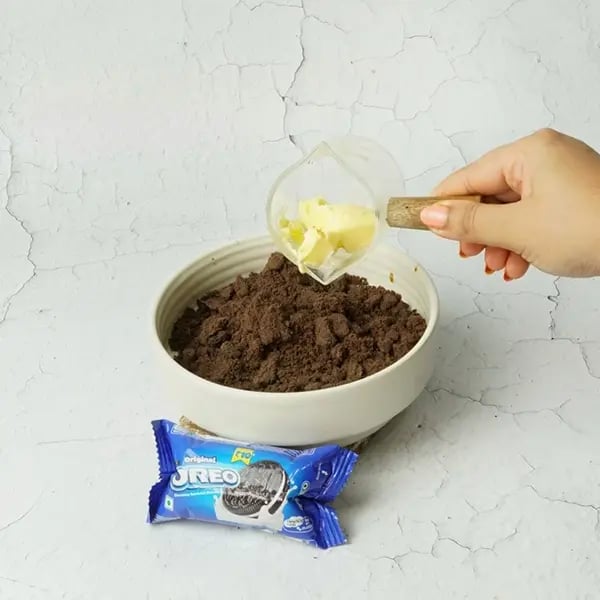 Oreo Ice-cream Sandwich Cake-Transfer the cookie powder