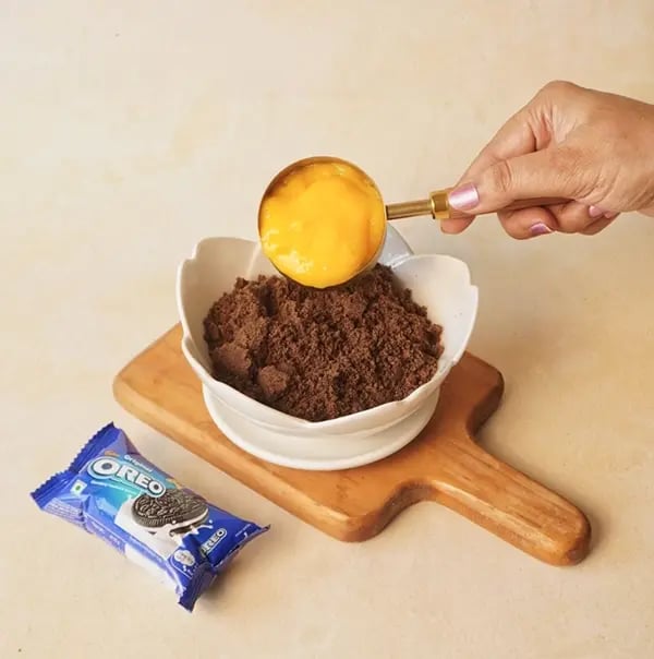 Oreo Mango Lollipop-Add the mango purée