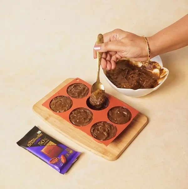 Oreo Mango Lollipop-Take a silicone mold tray