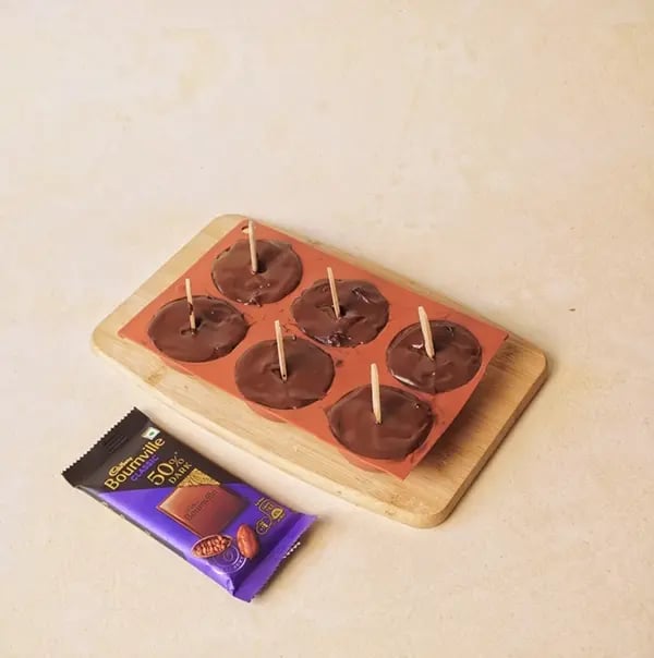 Oreo Mango Lollipop-Refrigerate the chocolate coated oreo mango