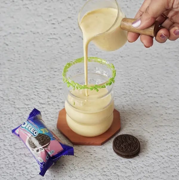 Oreo Mango Milkshake - Add mango mix