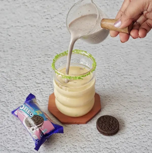 Oreo Mango Milkshake - Add the Oreo mix