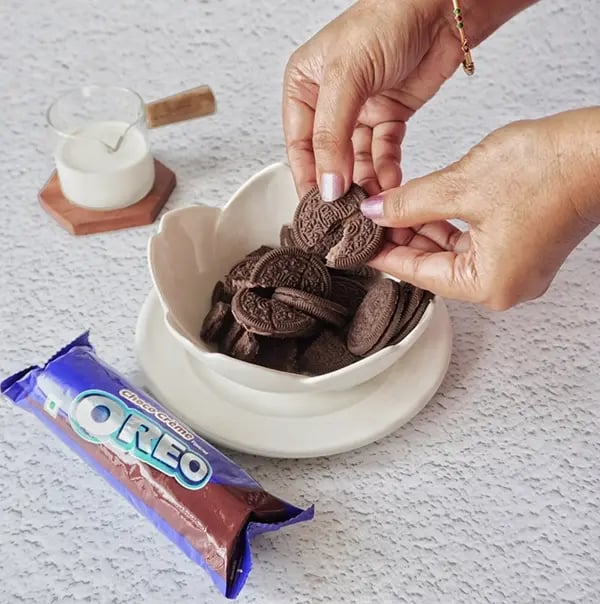Oreo Mango Sandwich -Break Oreo cookie into pieces