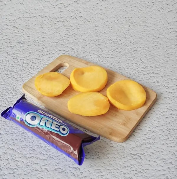 Oreo Mango Sandwich -Peel the mangoes and slice them