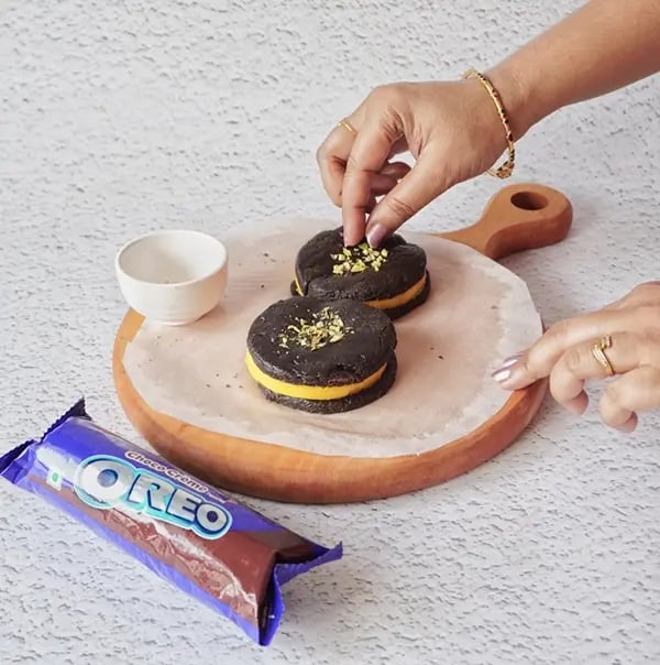 Oreo Mango Sandwich -Garnish with chopped pistachio on top