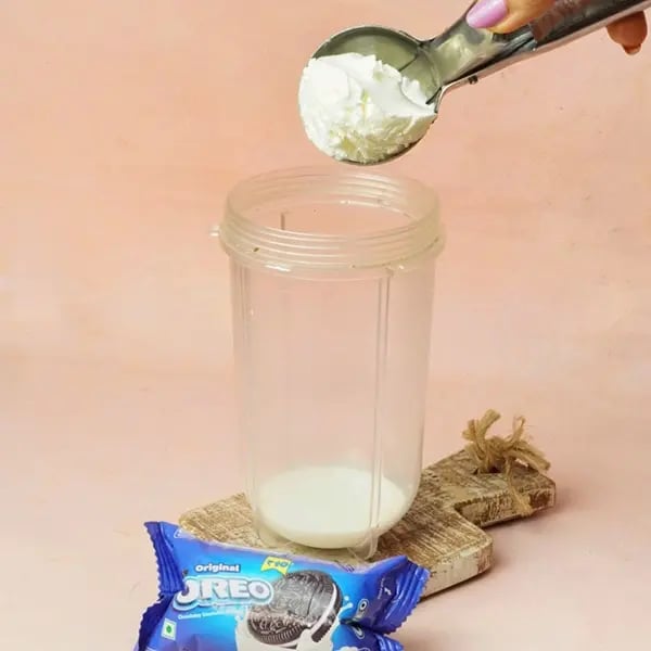 Oreo McFlurry-Scoop in the vanilla ice cream