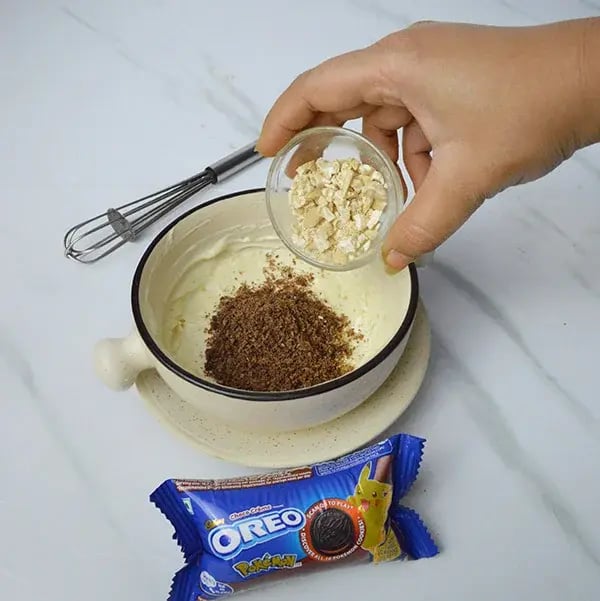 Oreo No-Bake Biscoff Cheesecake with Cashew Crumble - Add chopped cashew