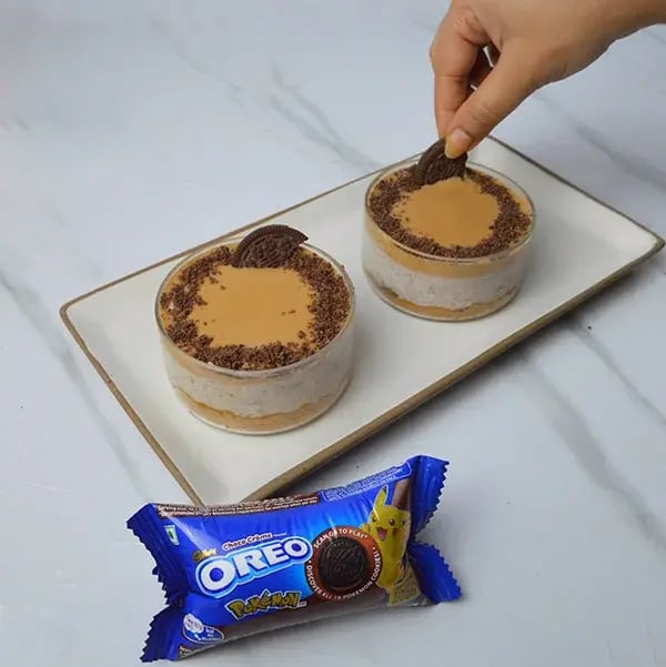 Oreo No-Bake Biscoff Cheesecake with Cashew Crumble - Sprinkle the sides with extra Oreo crushed