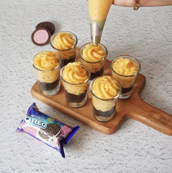 Oreo Pudding Shots - Pour the pudding mixture into short glasses