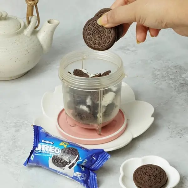 Oreo quick 4 ingredients brownie-Break the Oreo cookies into pieces