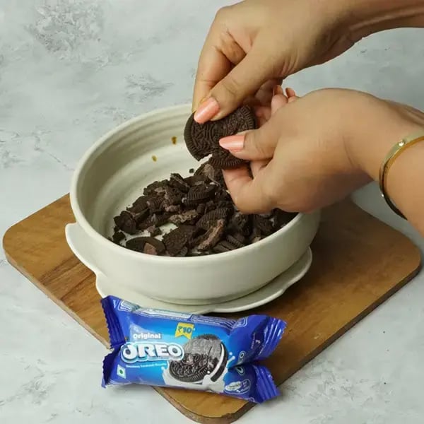 Oreo Quick Caramel Granola Bar - Break the Oreo cookies into small pieces
