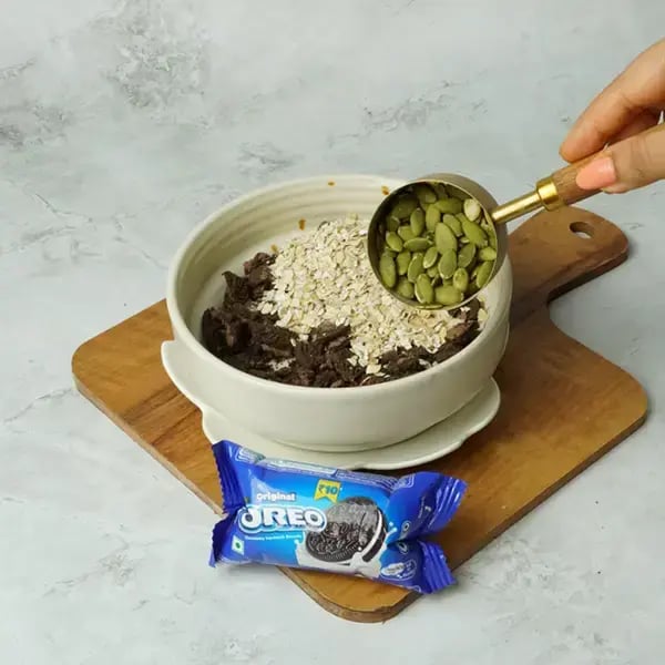 Oreo Quick Caramel Granola Bar - Add pumpkin seeds