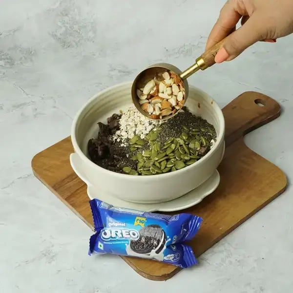 Oreo Quick Caramel Granola Bar - Add chopped nuts