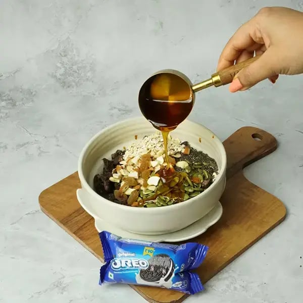 Oreo Quick Caramel Granola Bar - Pour honey