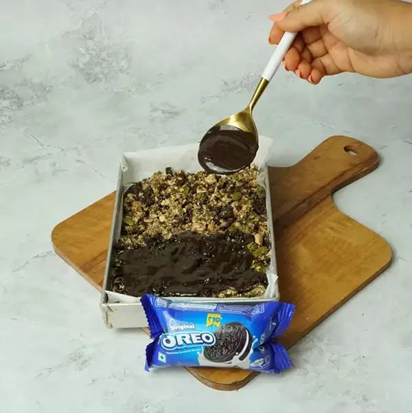 Oreo Quick Caramel Granola Bar - Melt some chocolate