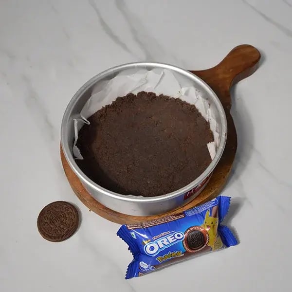 Oreo Rangoli Themed Truffle Cake - Transfer Oreo mixture to the pan
