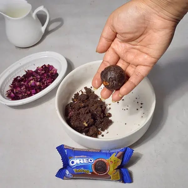Oreo Rose Laddu - Make small laddus