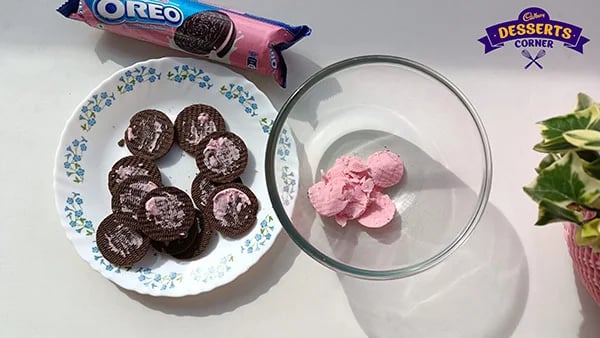 Oreo Sandwich Recipe - Chilled Whipping Cream