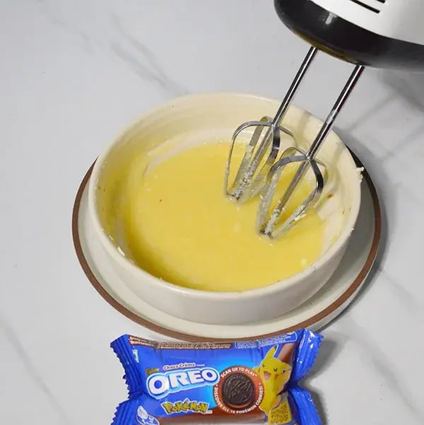 Oreo Stuffed Moist Bundt Cake - Beat the mixture
