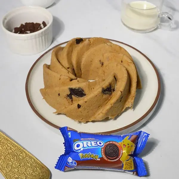 Oreo Stuffed Moist Bundt Cake - Demold the cake