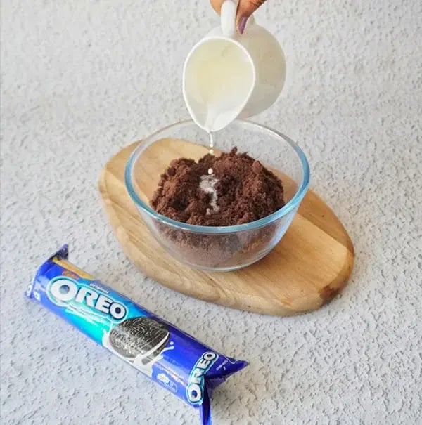 Oreo Sushi - Add warm milk