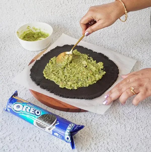 Oreo Sushi - Spread the cream mixture