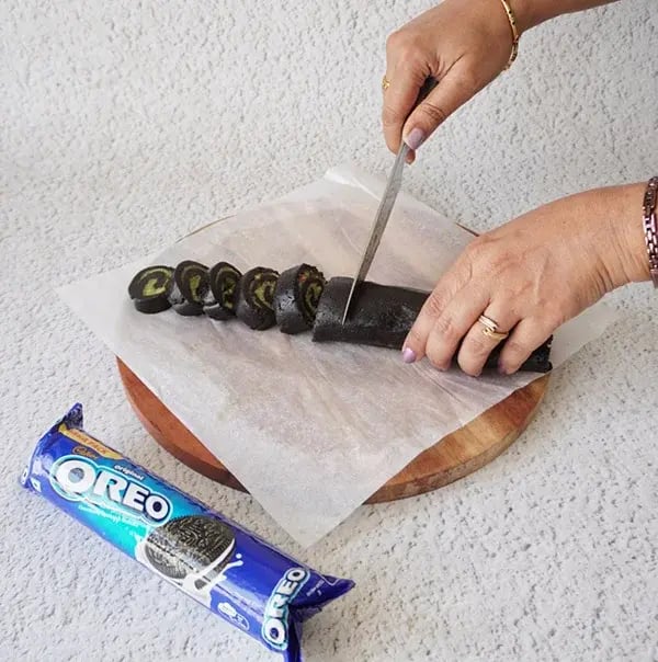Oreo Sushi - Slice it into pieces