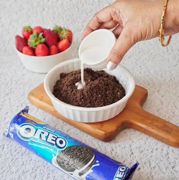 Oreo Truffle Stuffed Strawberries - Pour in a small amount of milk
