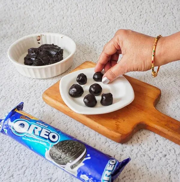 Oreo Truffle Stuffed Strawberries - Take small portions of the dough and roll them