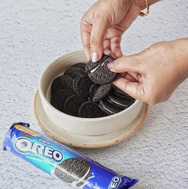 Peda with Oreo and Pistachios-Break the Oreo cookie into pieces