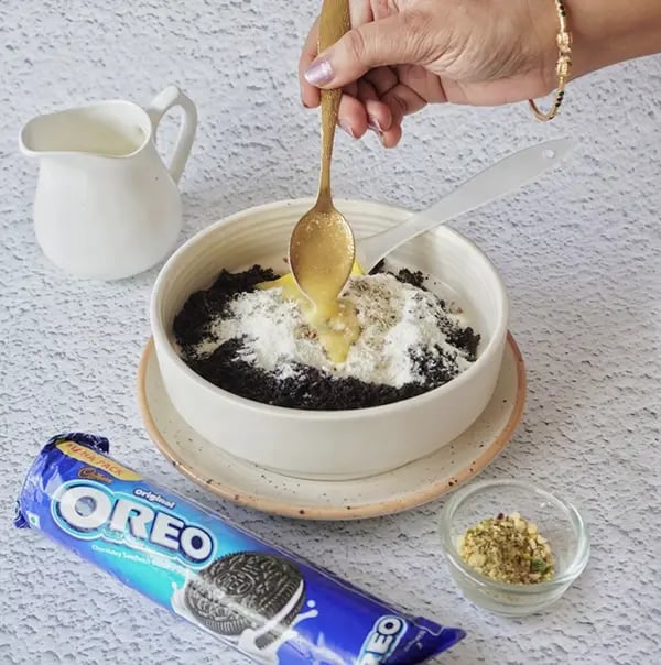 Peda with Oreo and Pistachios-In a mixing bowl combine the Oreo powder