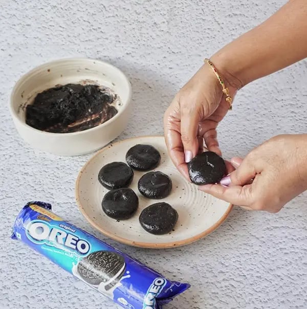 Peda with Oreo and Pistachios-Shape the dough into small pedas