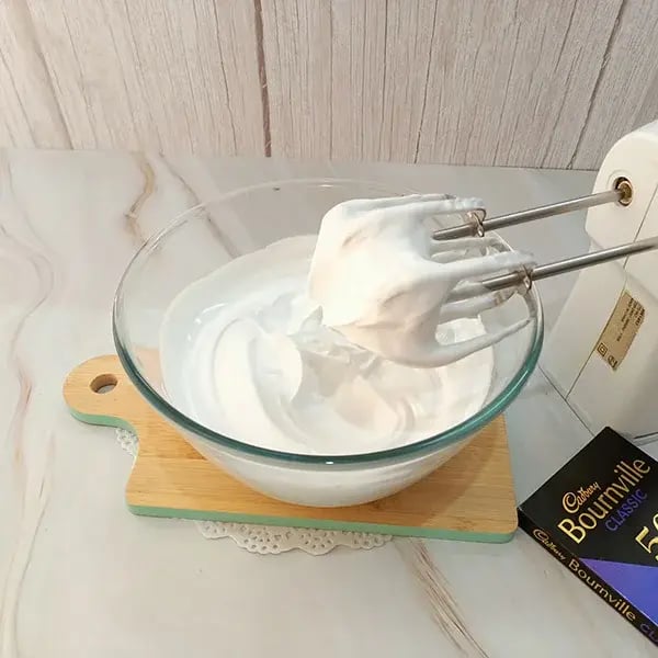 Pistachio Chocolate Ice Cream - Beat the heavy whipping cream