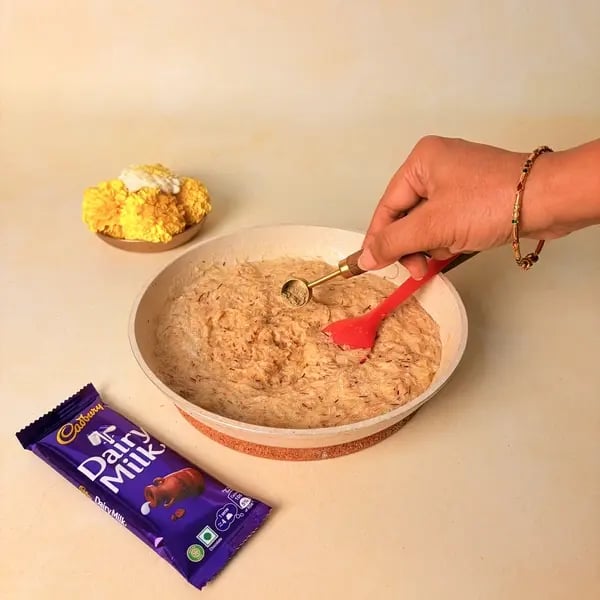 Semiya Payasam With Cadbury Dairy Milk Chocolate For Onam - Adding Cardamom Powder